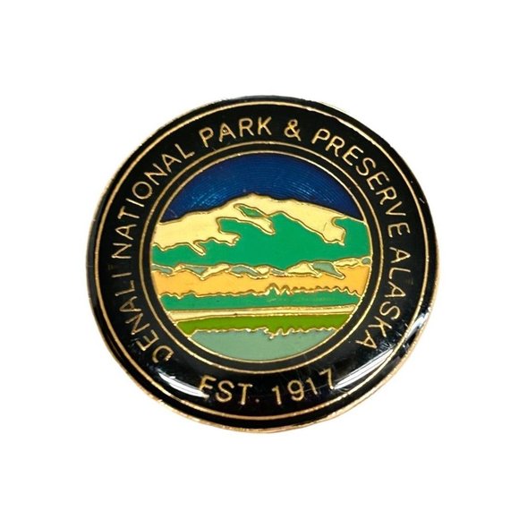 Souvenir Lapel Pin Denali National Park Alaska Resin 1" Diameter - Picture 1 of 6
